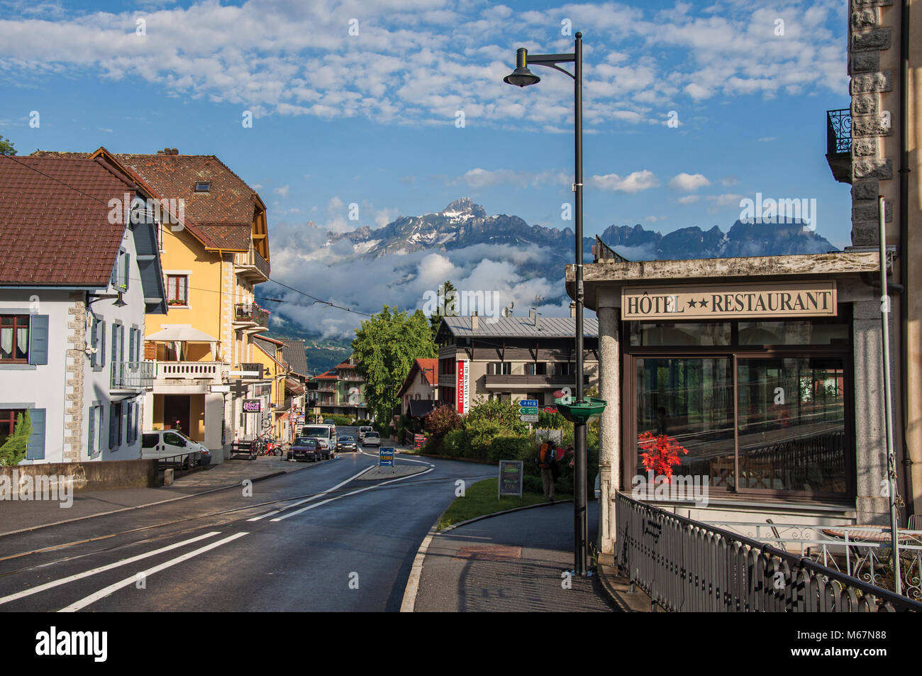 Rue avec les voitures et boutiques à Saint-Gervais-Les-Bains/Le Fayet, une célèbre station de ski située à proximité du Mont Blanc. La France. Banque D'Images