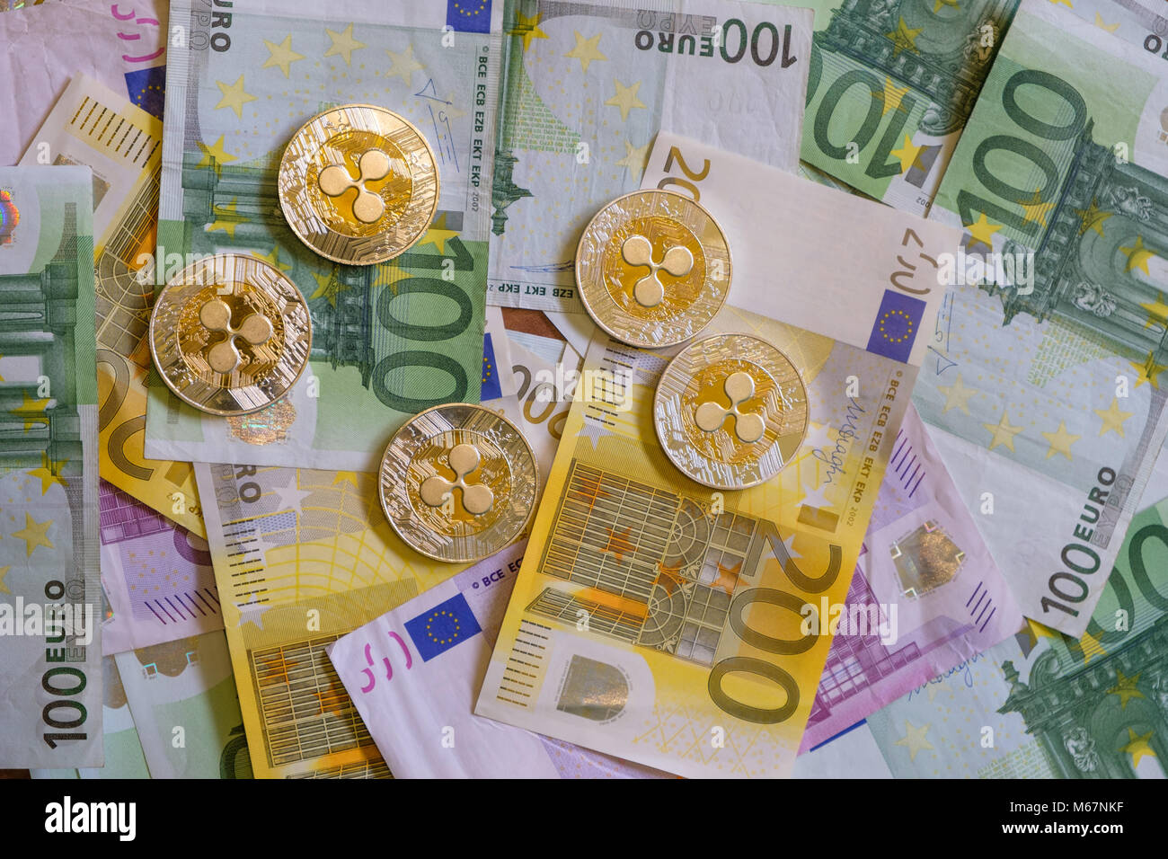 Pièces d'ondulation, Crypto monnaie et billets en euros, l'argent virtuel Banque D'Images