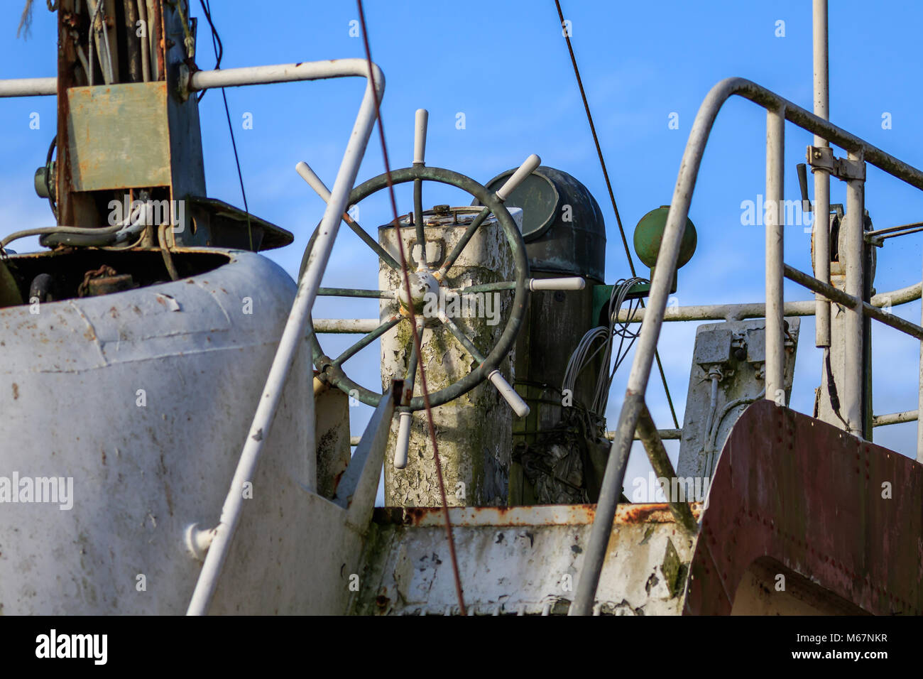 Le pont du bateau de pêche abandonnés et roue Banque D'Images