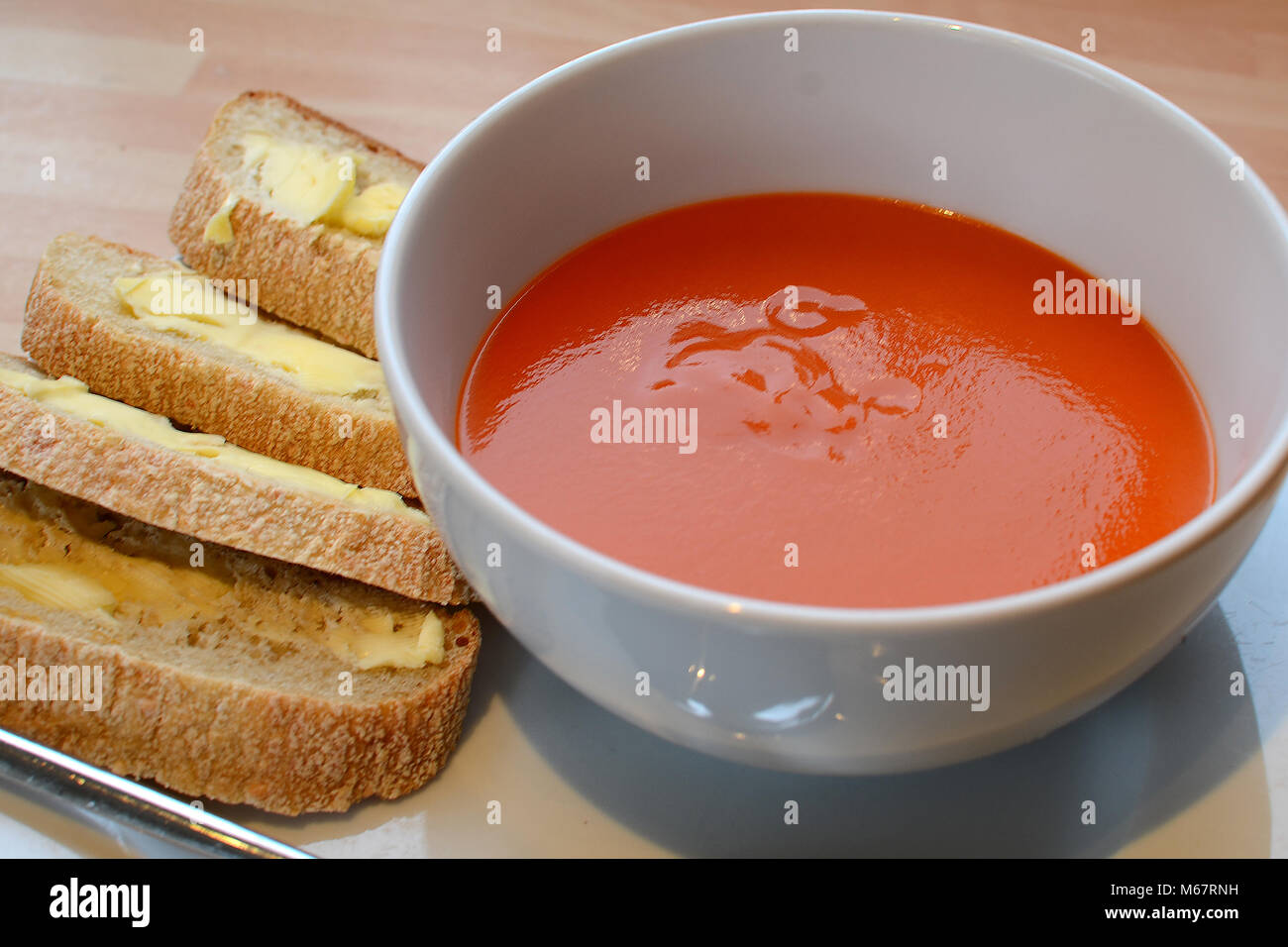 Soupe de tomate avec du pain rustique Banque D'Images