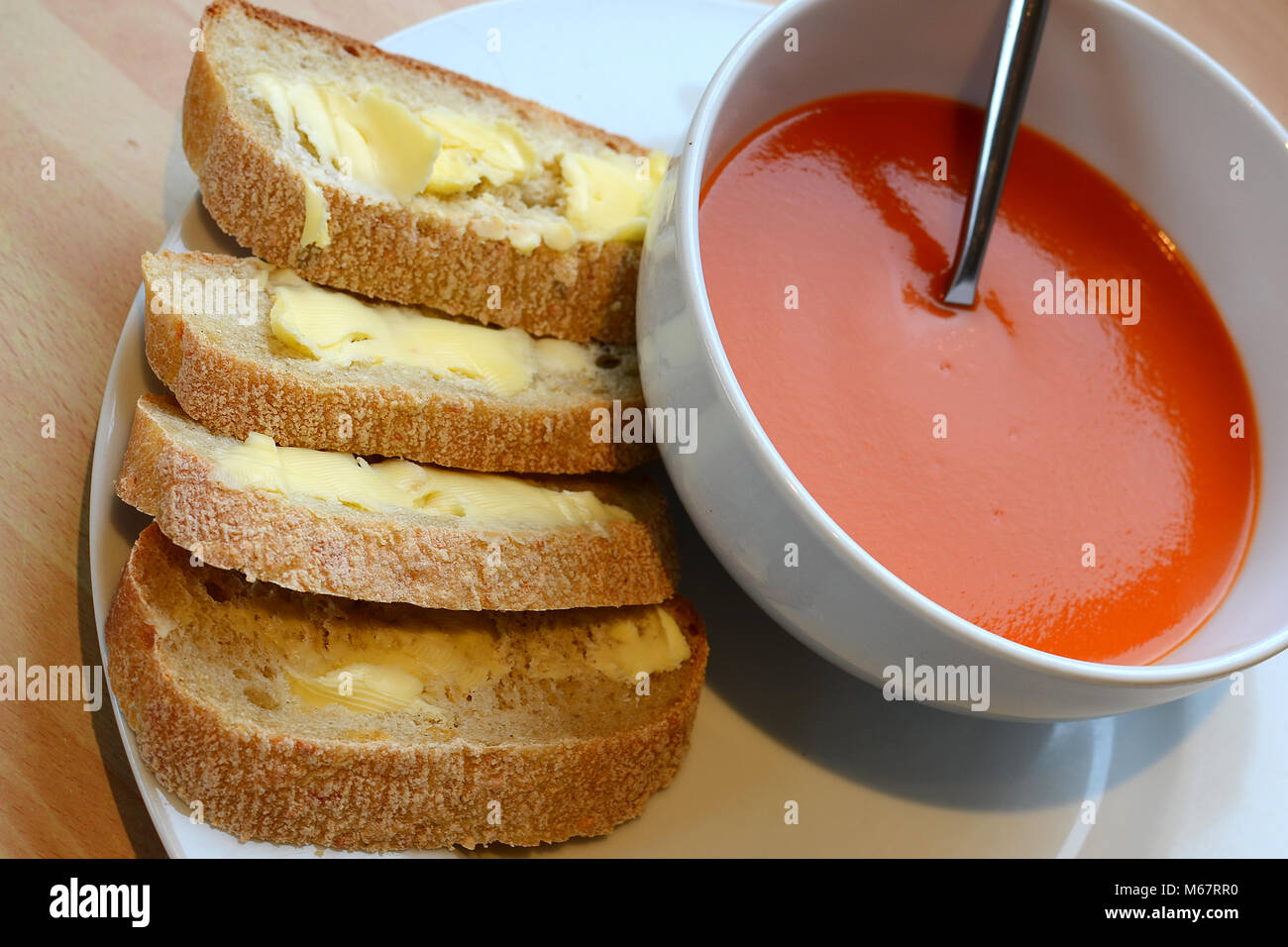 Soupe de tomate avec du pain rustique Banque D'Images