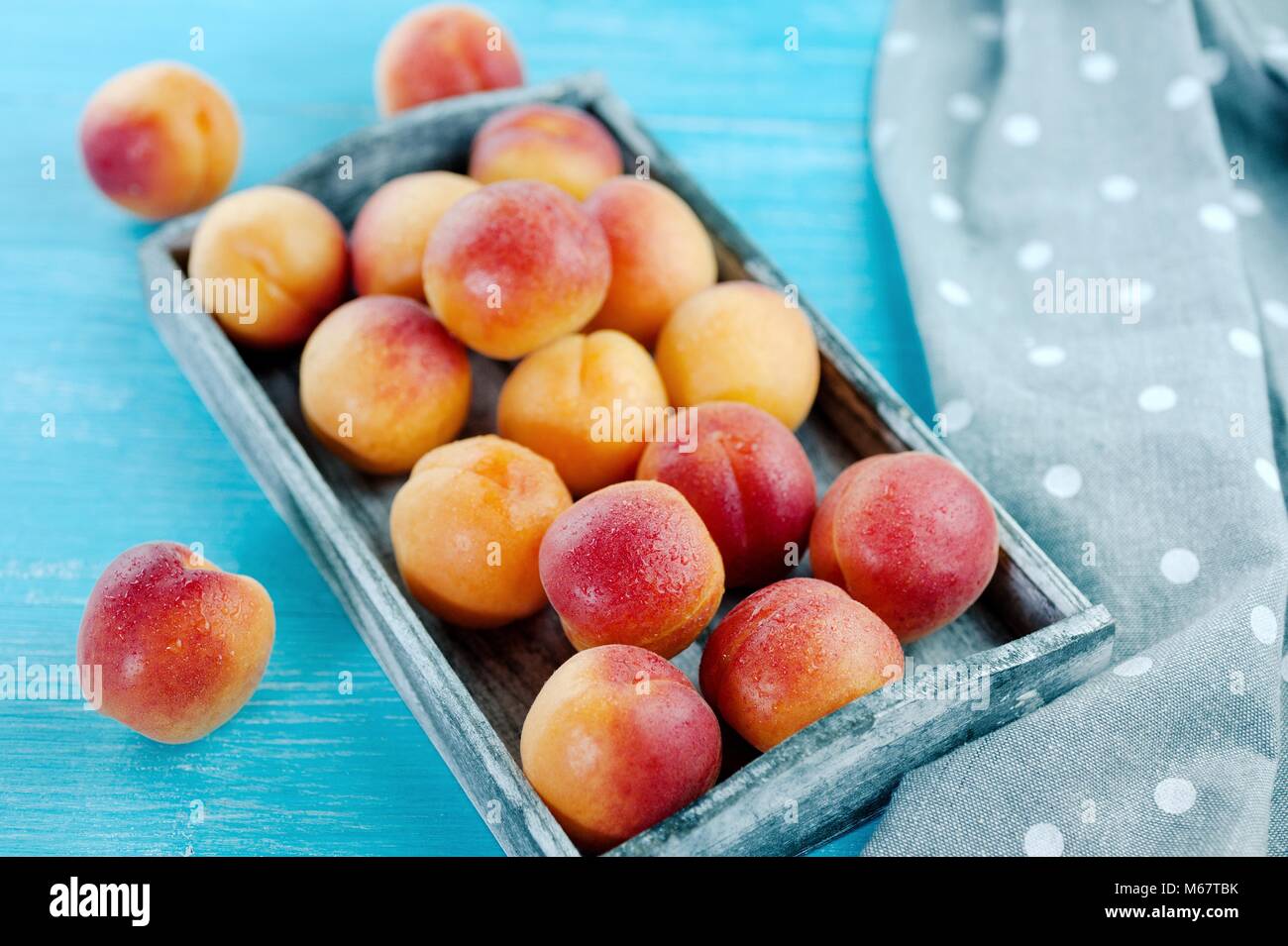 Les pêches fraîches mûres fruits sains dans un panier Banque D'Images