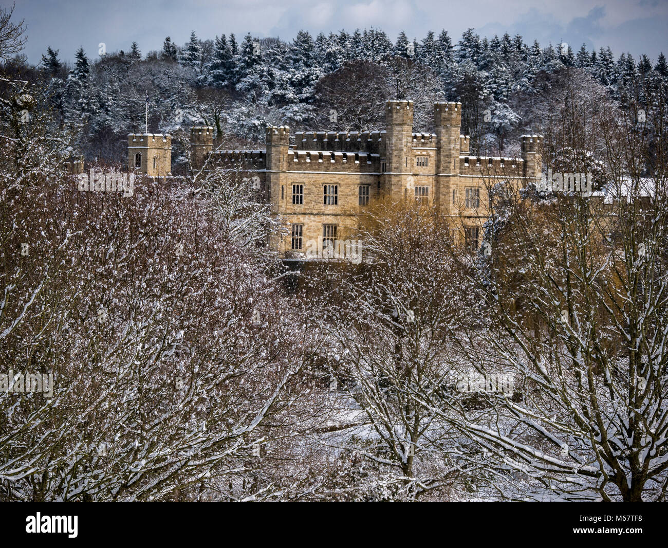 Des scènes d'hiver Leeds Castle, Kent, UK, comme 'la bête à partir de la tempête de neige de l'est hits le weald Banque D'Images