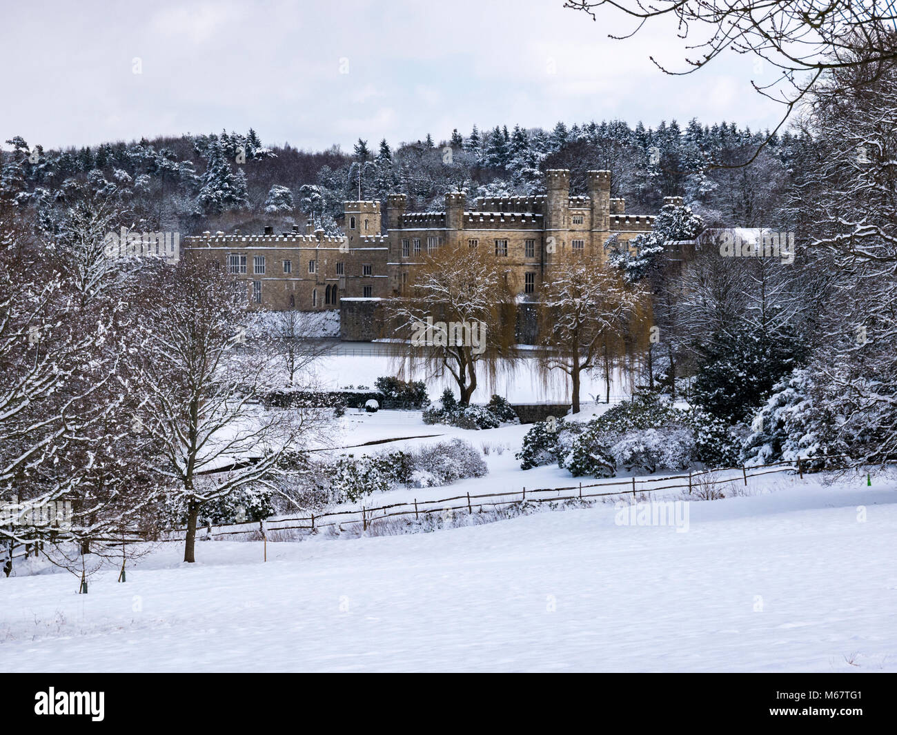 Des scènes d'hiver Leeds Castle, Kent, UK, comme 'la bête à partir de la tempête de neige de l'est hits le weald Banque D'Images