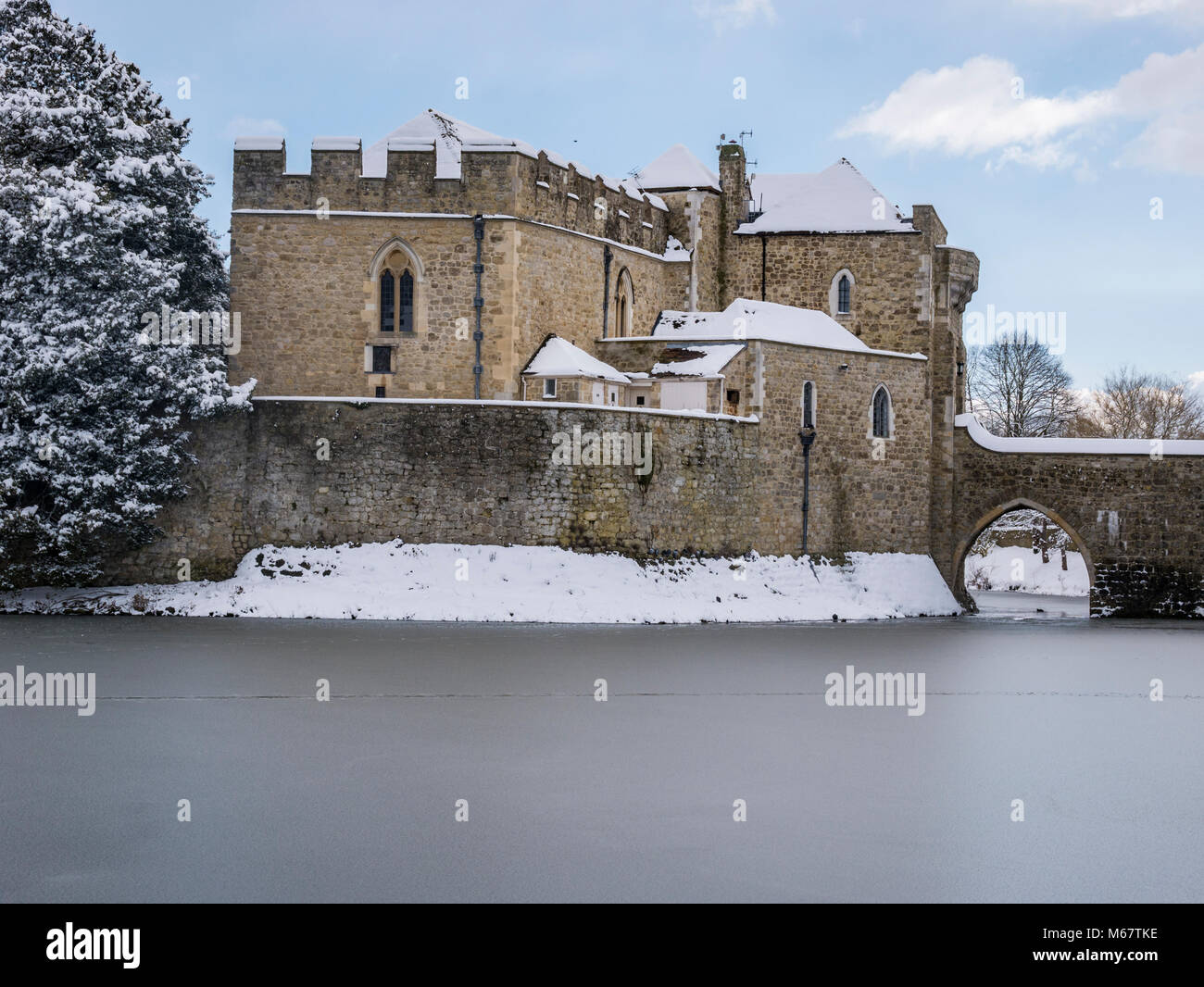 Des scènes d'hiver Leeds Castle, Kent, UK, comme 'la bête à partir de la tempête de neige de l'est hits le weald Banque D'Images