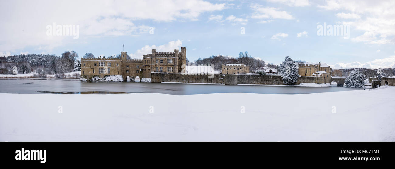 Des scènes d'hiver Leeds Castle, Kent, UK, comme 'la bête à partir de la tempête de neige de l'est hits le weald Banque D'Images