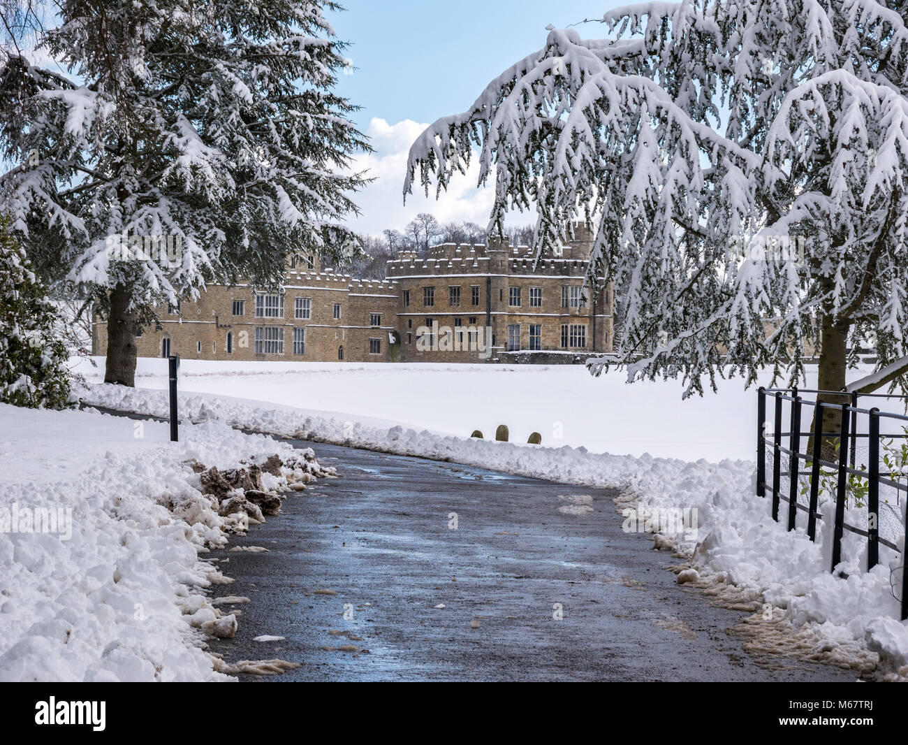 Des scènes d'hiver Leeds Castle, Kent, UK, comme 'la bête à partir de la tempête de neige de l'est hits le weald Banque D'Images