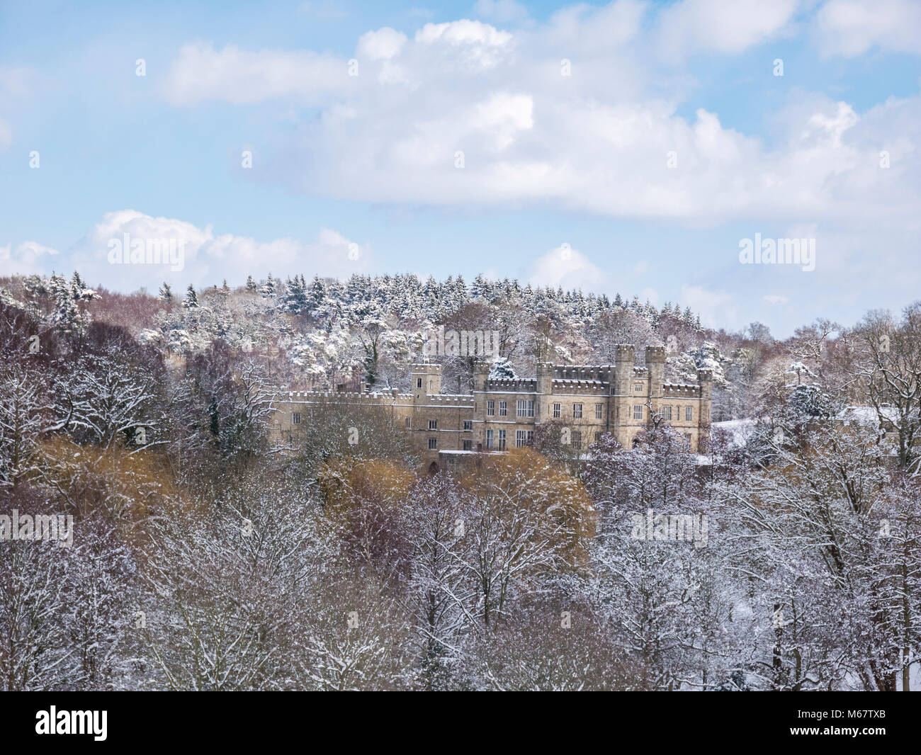 Des scènes d'hiver Leeds Castle, Kent, UK, comme 'la bête à partir de la tempête de neige de l'est hits le weald Banque D'Images