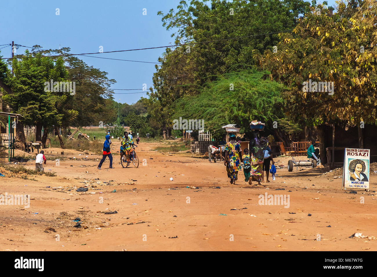 OUAGADOUGOU, BURKINA FASO - 7 décembre 2010 : scène de rue avec des gens qui marchent autour de Ouagadougou, capitale du Burkina Faso, Afrique de l'Ouest. Banque D'Images