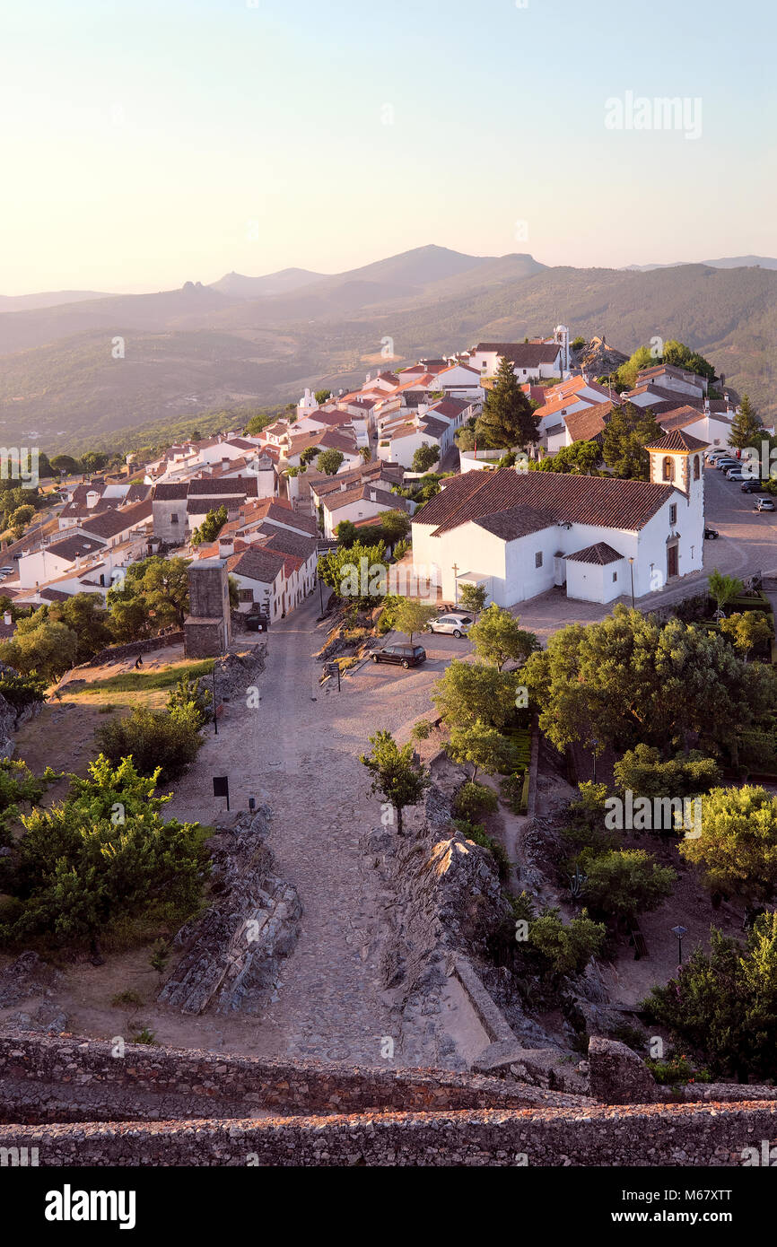 Vue depuis le château de Marvão village perché, Marvão, Alentejo, Portugal Banque D'Images