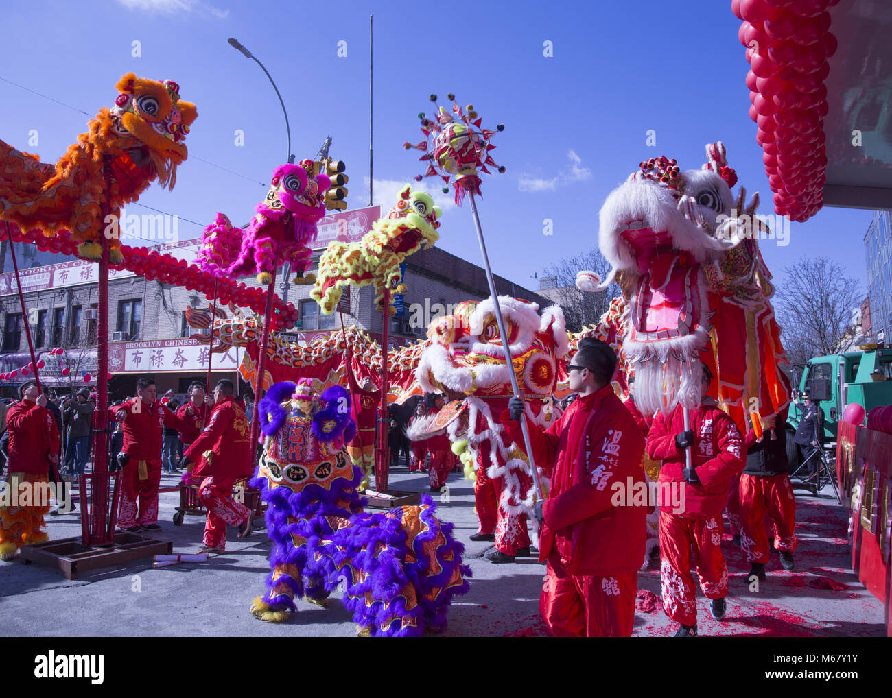 Le lion et dragon, les danseurs sont nombreux à sortir au Nouvel An chinois autour de Chinatown dans le quartier de Sunset Park, Brooklyn, New York. Banque D'Images