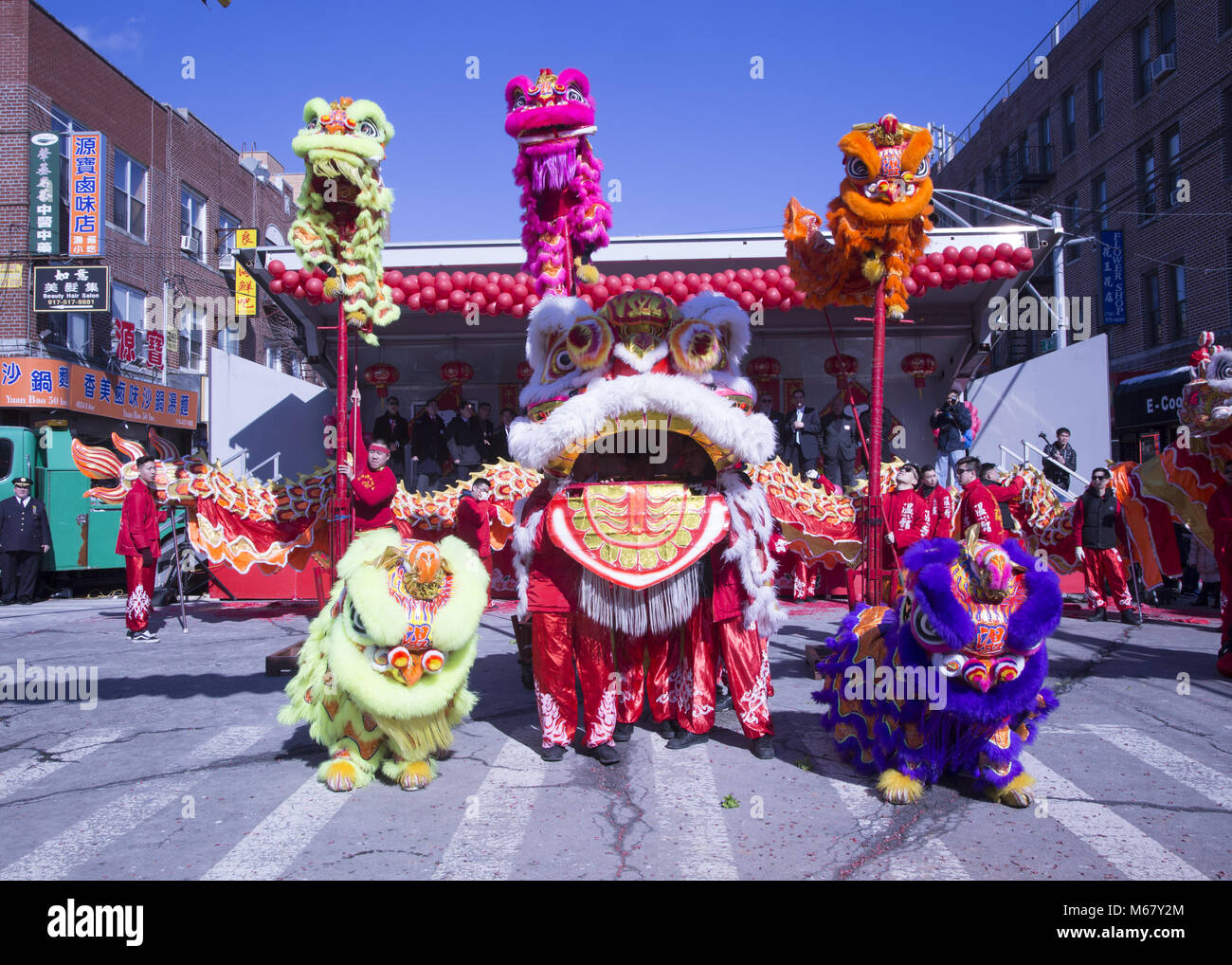 Le lion et dragon, les danseurs sont nombreux à sortir au Nouvel An chinois autour de Chinatown dans le quartier de Sunset Park, Brooklyn, New York. Banque D'Images