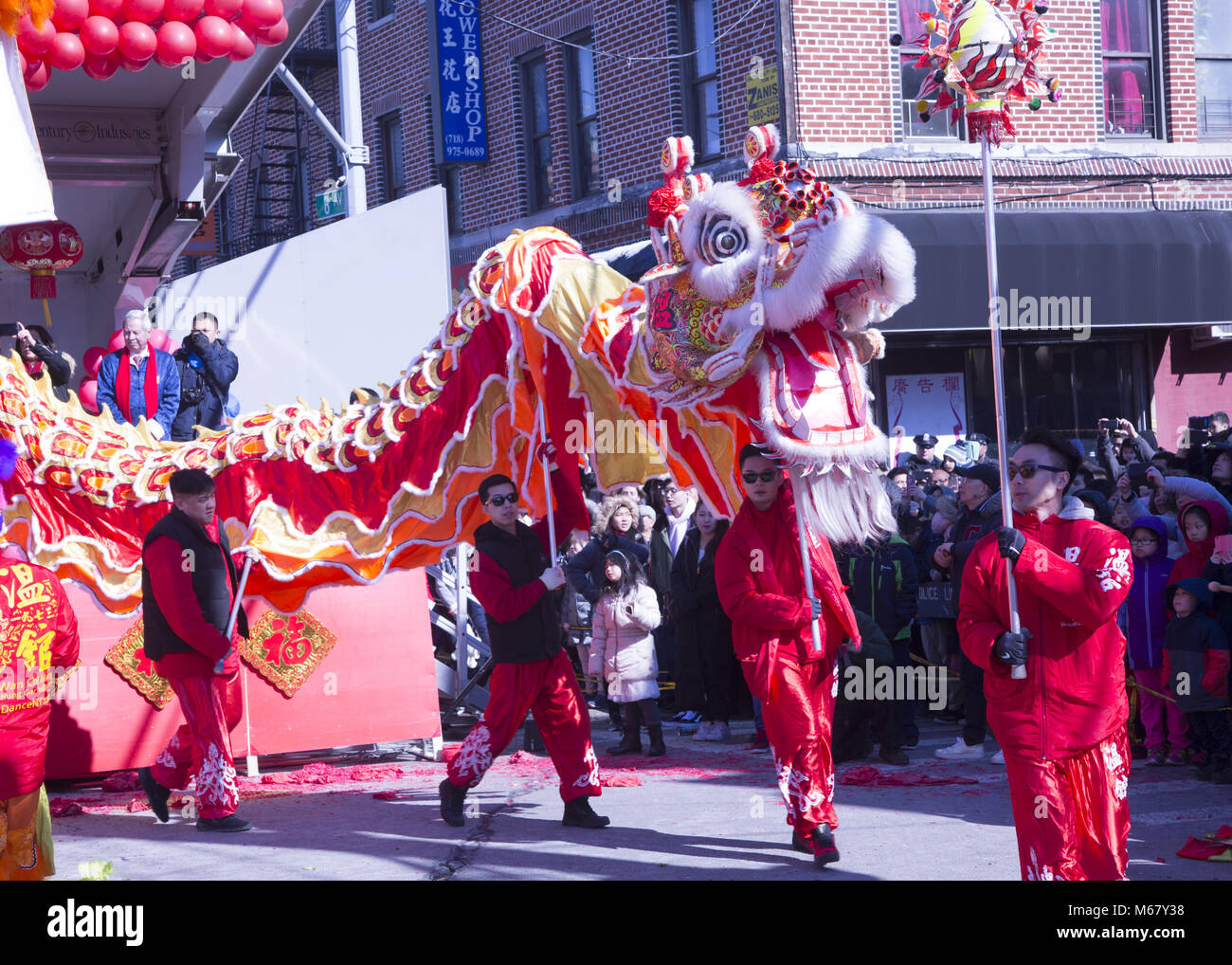 Le lion et dragon, les danseurs sont nombreux à sortir au Nouvel An chinois autour de Chinatown dans le quartier de Sunset Park, Brooklyn, New York. Banque D'Images