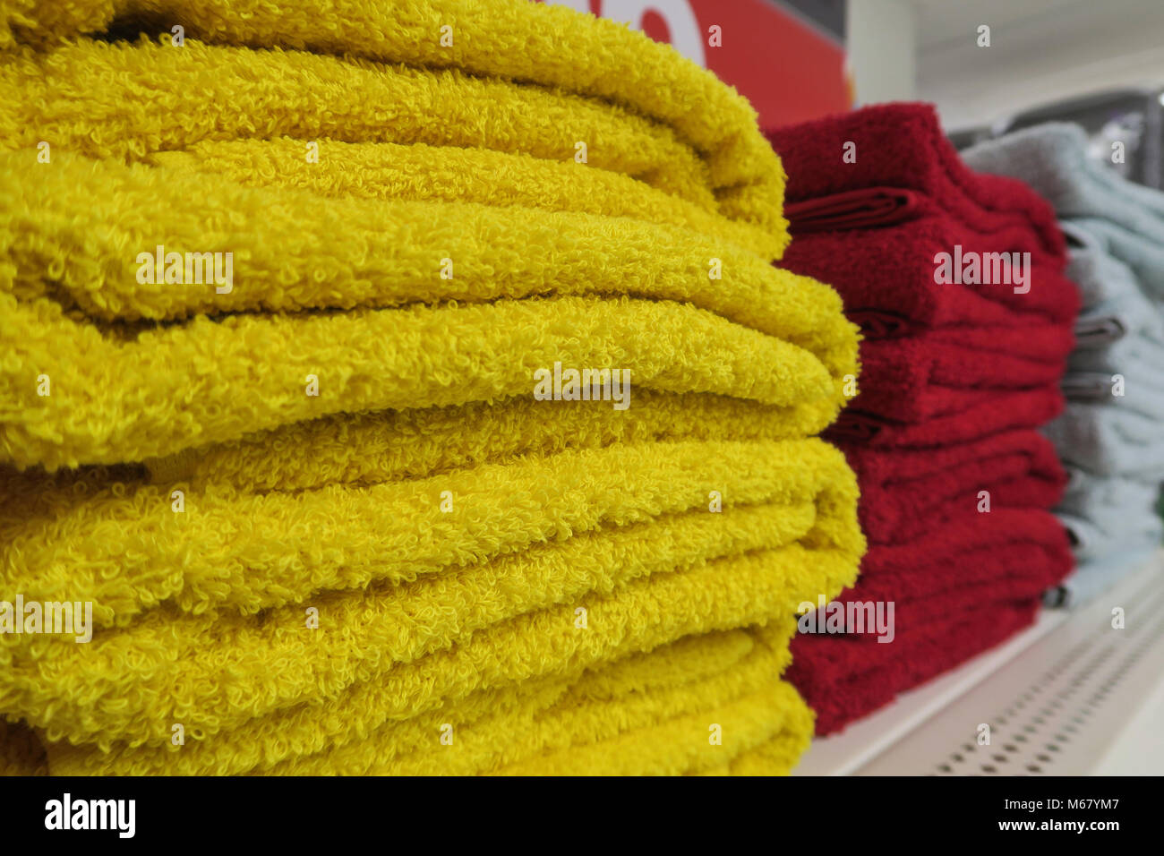 Des piles de serviettes colorées en vente Banque D'Images