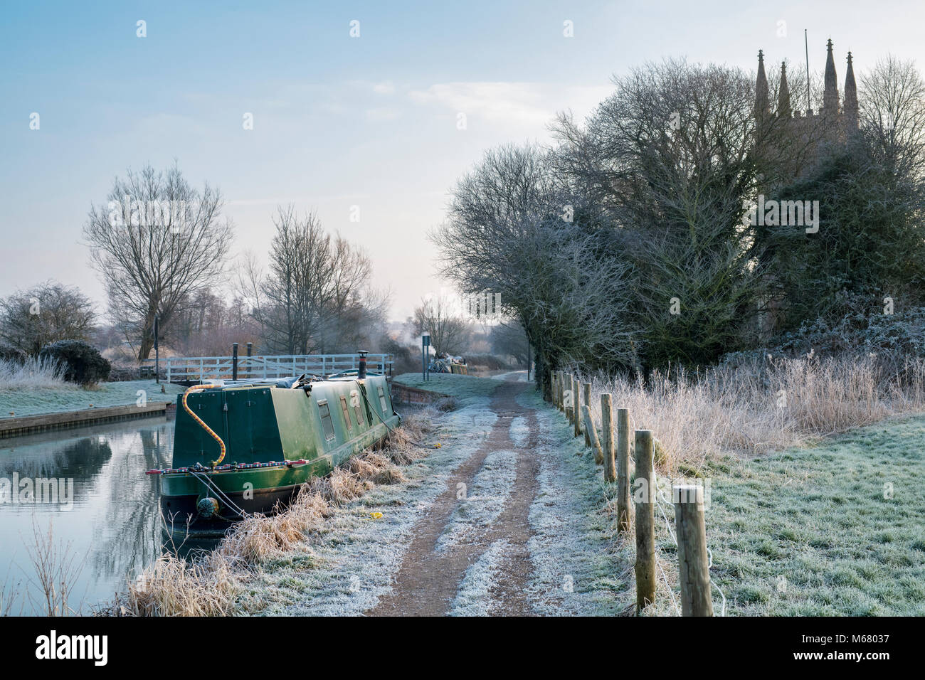 Bateau sur le canal Kennet and Avon Canal sur un matin de février. Hungerford, Berkshire, Angleterre Banque D'Images