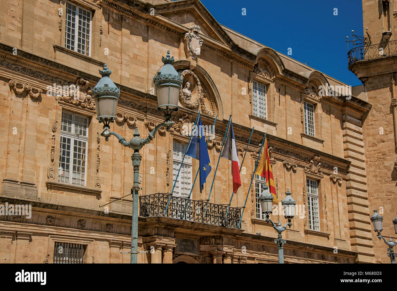 Façade de l'hôtel de ville avec des drapeaux à Aix-en-Provence, une ville agréable et vivante dans la campagne française. Région de la Provence, dans le sud-est de la France. Banque D'Images