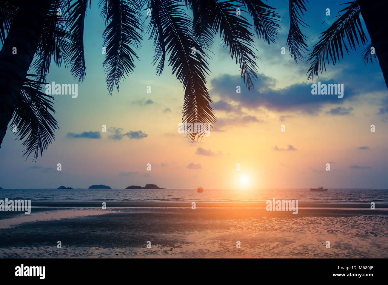 Plage de la mer tropicaux au cours incroyable coucher du soleil. Banque D'Images