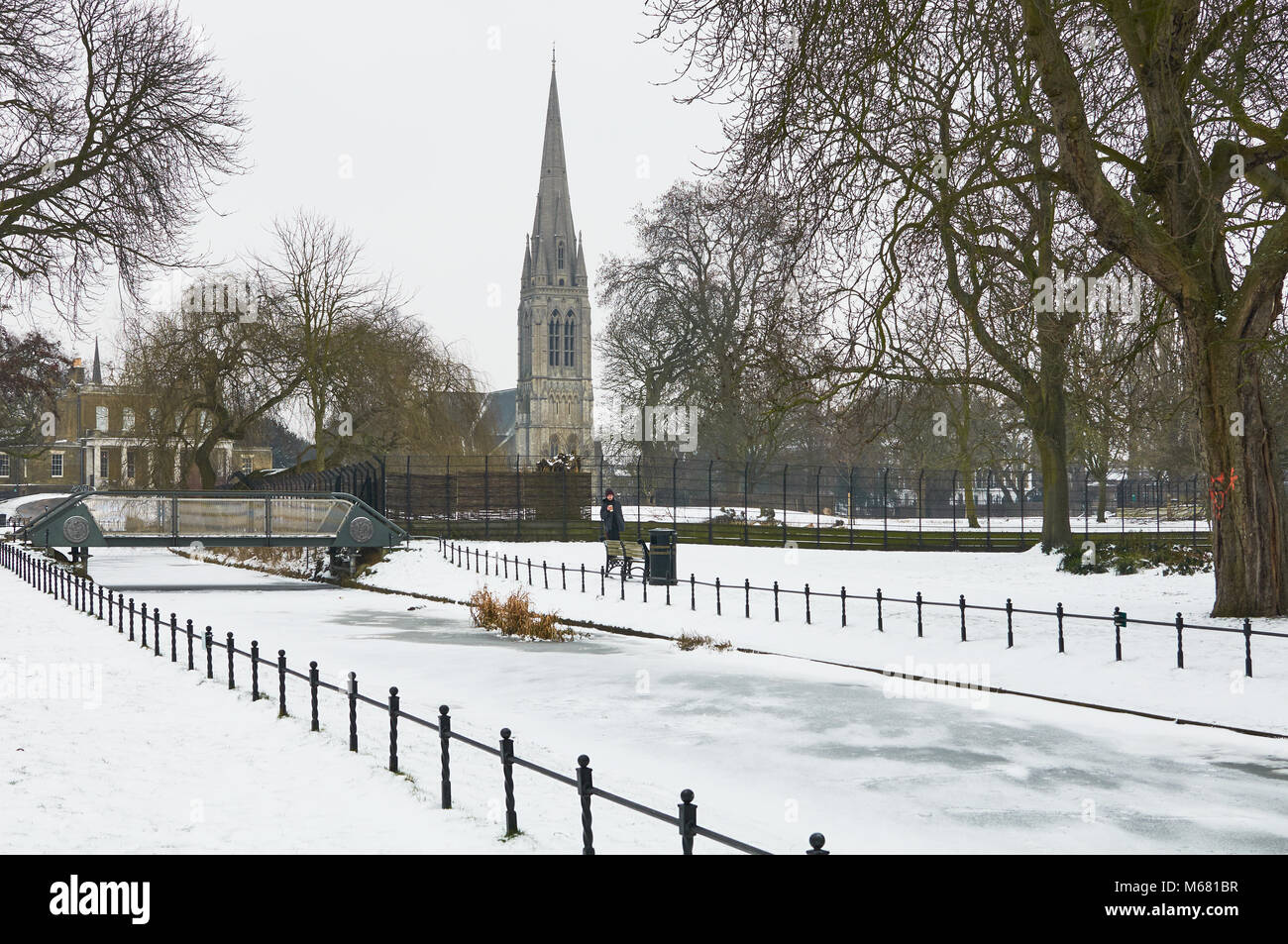 La rivière Nouvelle congelé et St Mary's Nouvelle église à Clissold Park, Stoke Newington, North London UK Banque D'Images