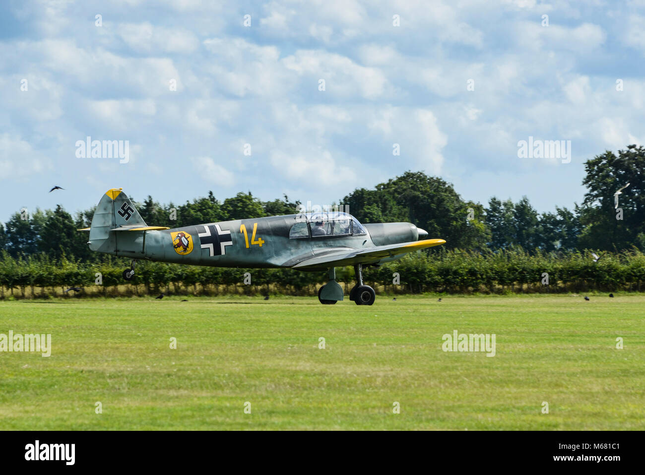 Un Messerschmitt Bf 108 qui décolle de Old Sarum Airfield, Wiltshire, Royaume-Uni Banque D'Images