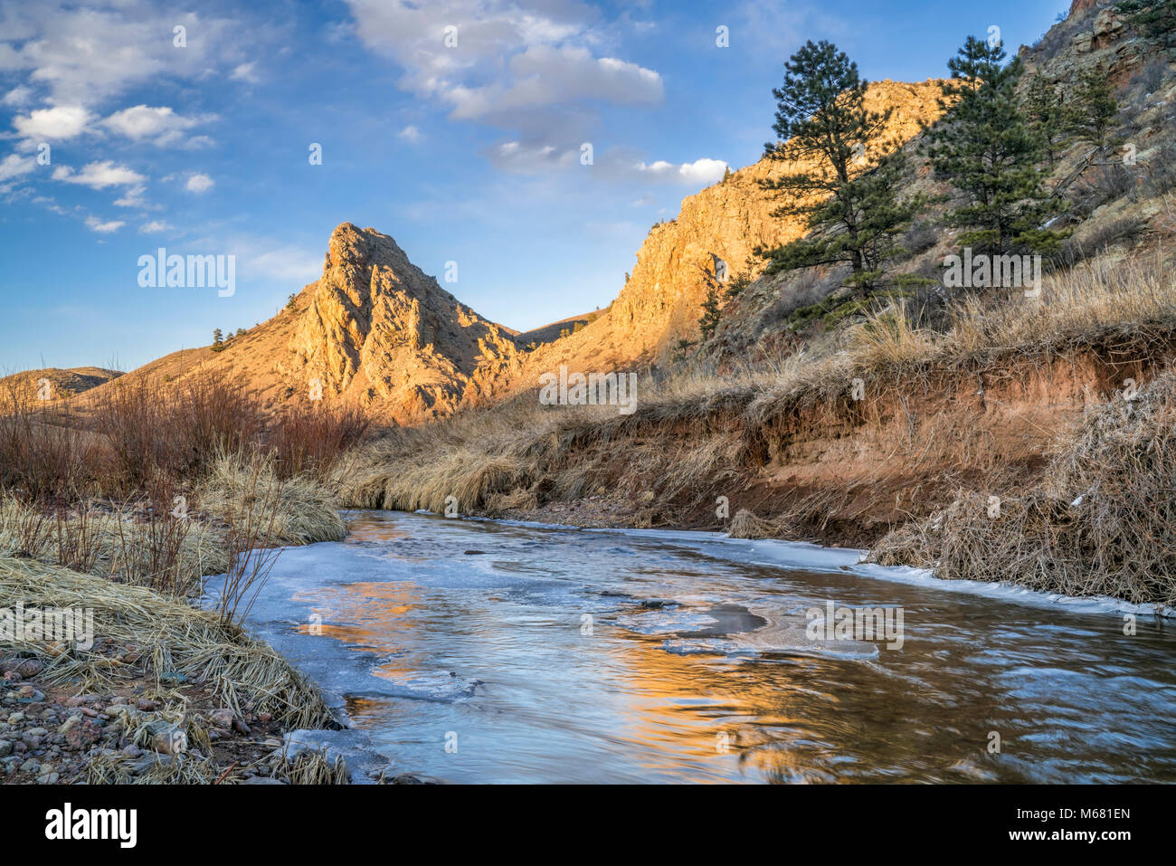 Eagle Rock nid et partiellement congelée embranchement nord de la rivière cache la poudre dans le nord du Colorado à Livermore, près de Fort Collins, l'hiver Banque D'Images