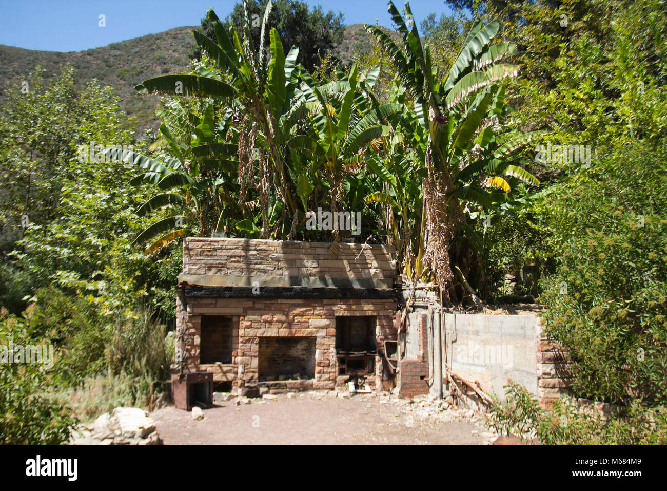 Solstice Canyon. Roberts's Ranch ruines. Aujourd'hui les ruines se situait dans la terrasse tropicale en haut de Solstice Canyon. Cette zone fournit pour un grand espace à la fois pour la photographie et de la production de film. Banque D'Images