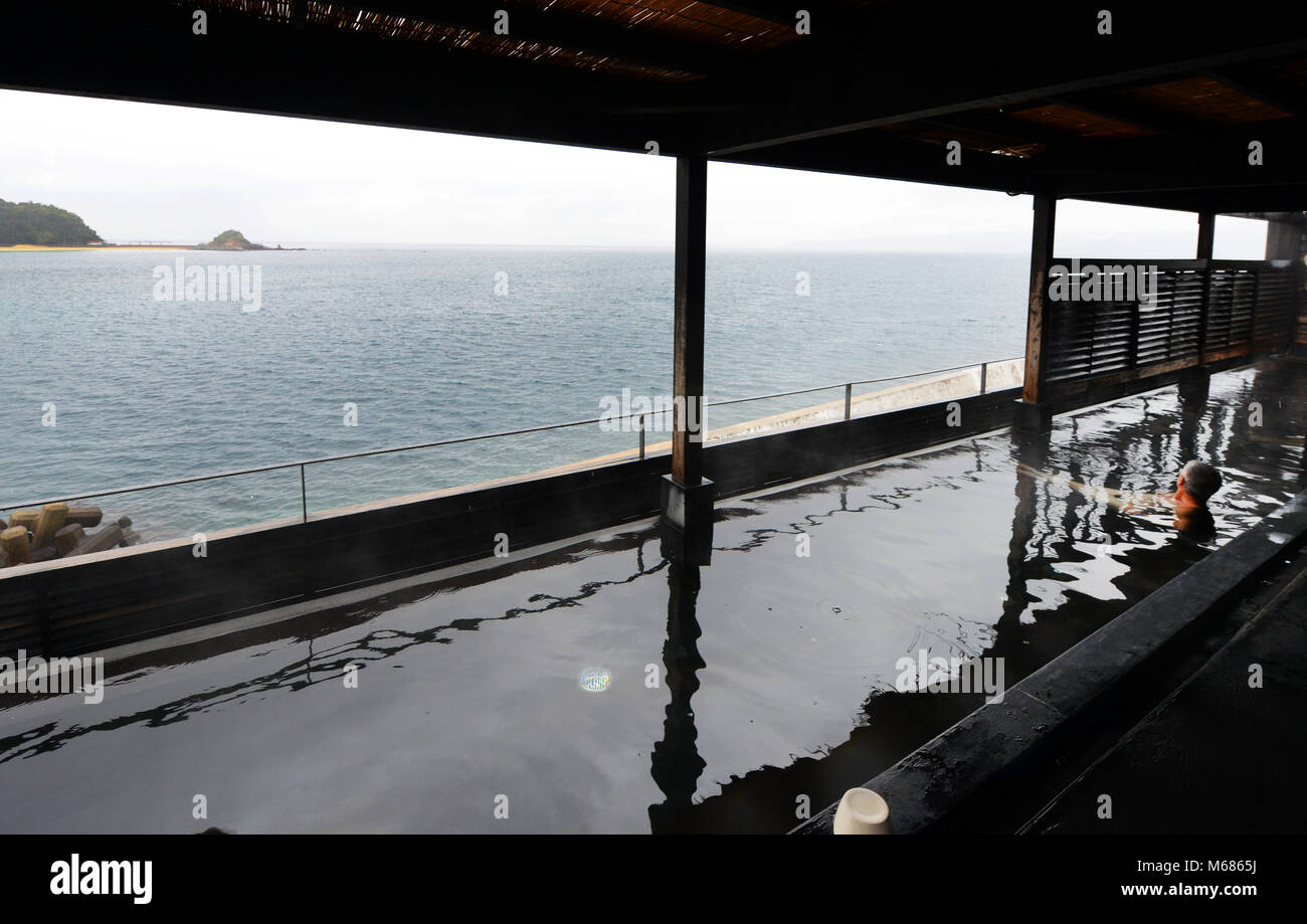 Un spa traditionnel japonais par l'océan. Banque D'Images