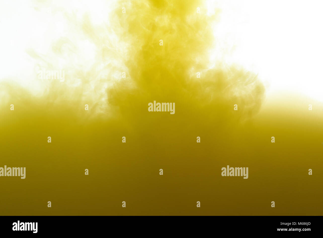 Débit d'encre liquide jaune sur fond blanc isolé Banque D'Images