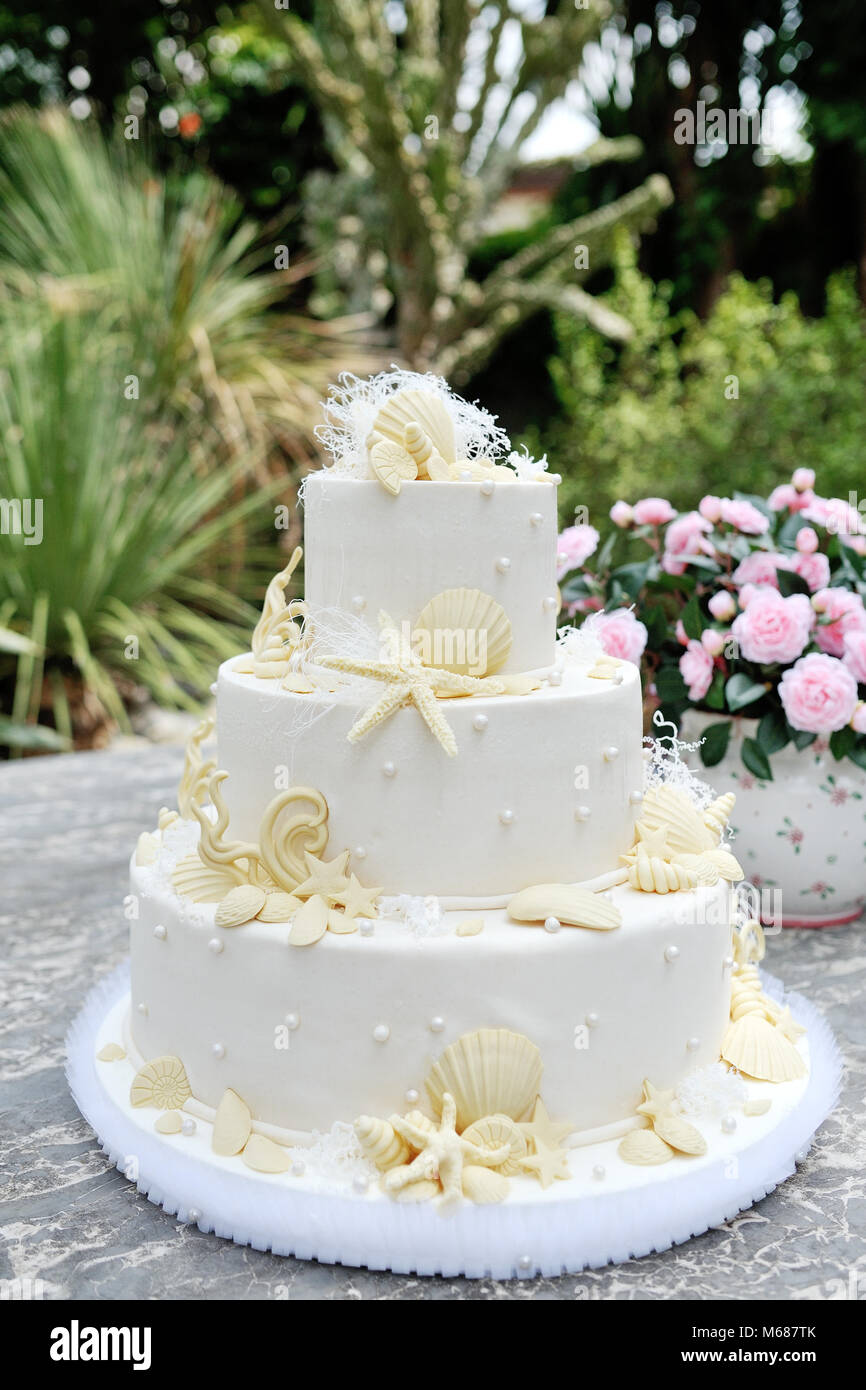 Gateau De Mariage Blanc Decore De Massepain Et D Etoiles De Shell Photo Stock Alamy