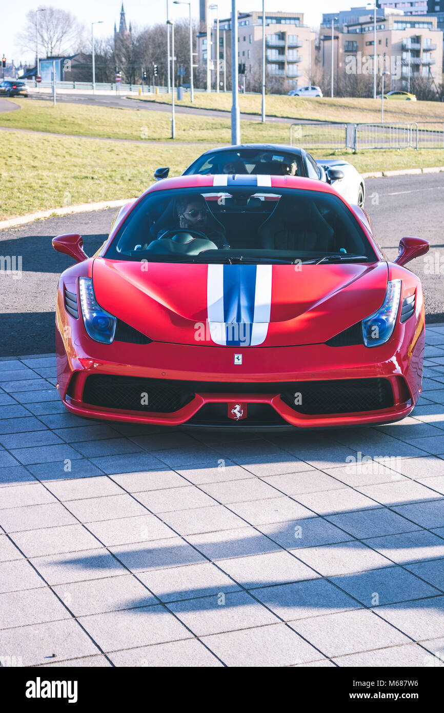 Propriétaire de Ferrari au volant Banque D'Images