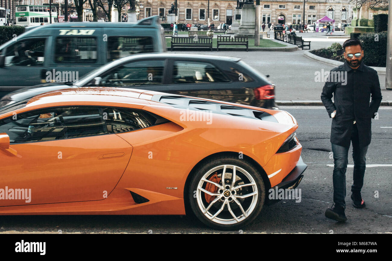 Propriétaire debout à côté de Lamborghini Supercar Banque D'Images