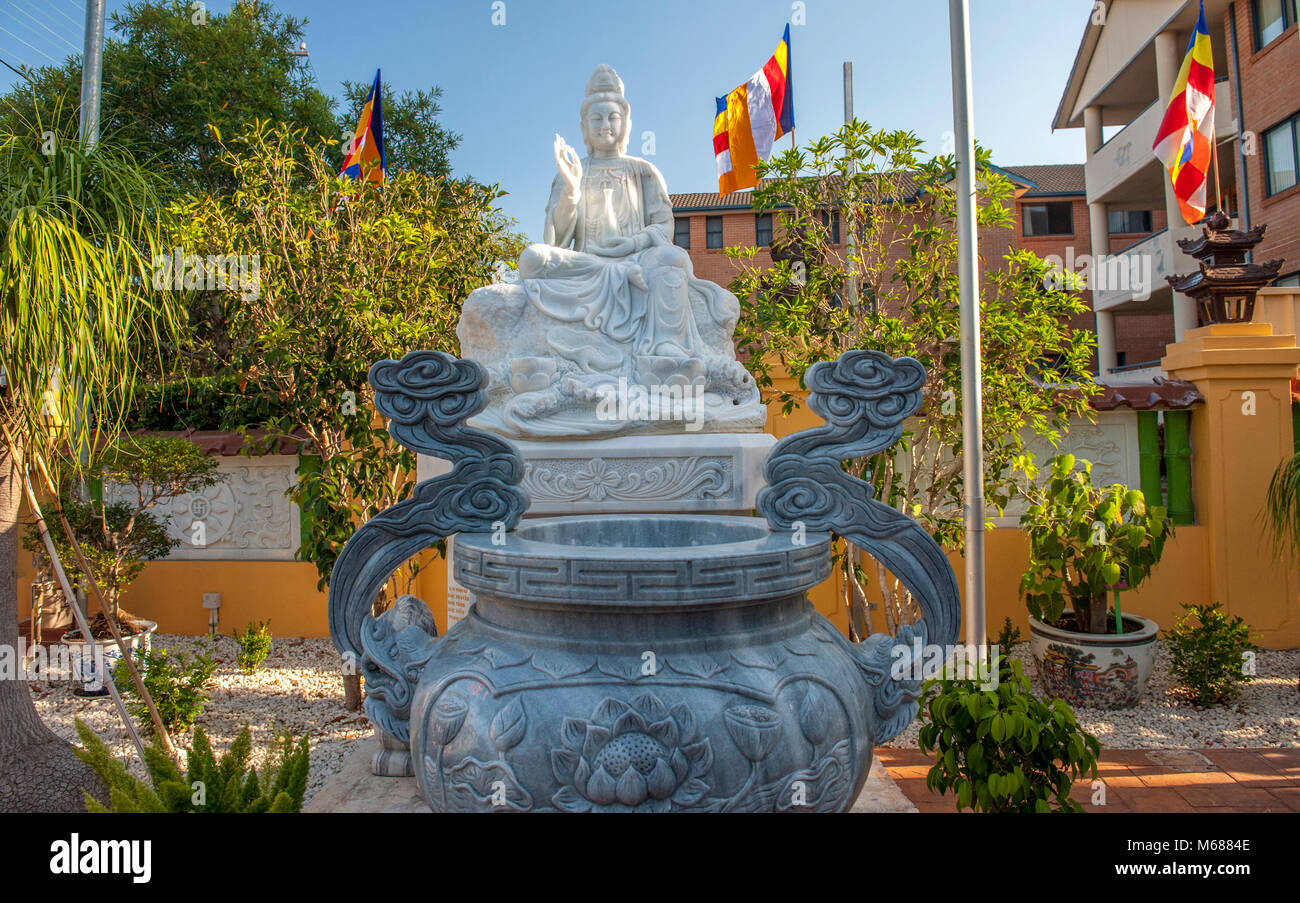 Une statue de Boddhisattva Avalokiteshvara au soleil de l'après-midi à Huyen Quang Temple. Bankstown. L'AUSTRALIE Banque D'Images