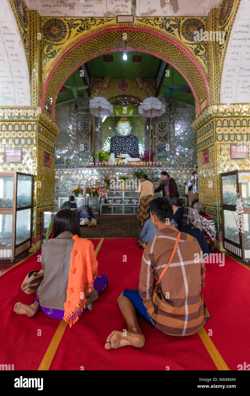 Birmans priant devant le Bouddha à l'intérieur de la Pagode Sutaungpyei. La colline de Mandalay, Myanmar (Birmanie). Banque D'Images