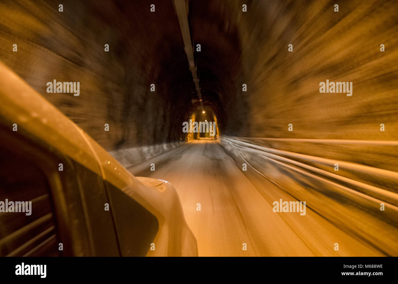 À pleine vitesse à l'intérieur d'un tunnel sculpté Banque D'Images