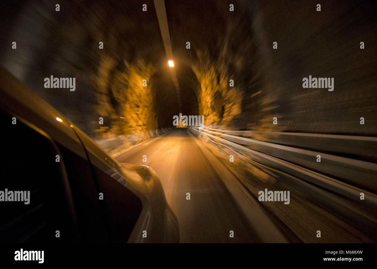 Location à pleine vitesse à l'intérieur d'un tunnel sculpté Banque D'Images