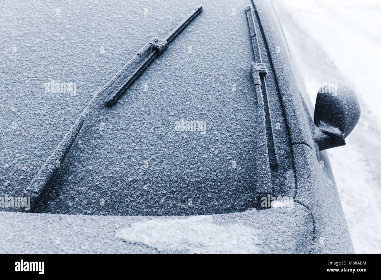 Essuie-glaces sur le pare-brise de voiture couverte de neige en hiver froid Banque D'Images