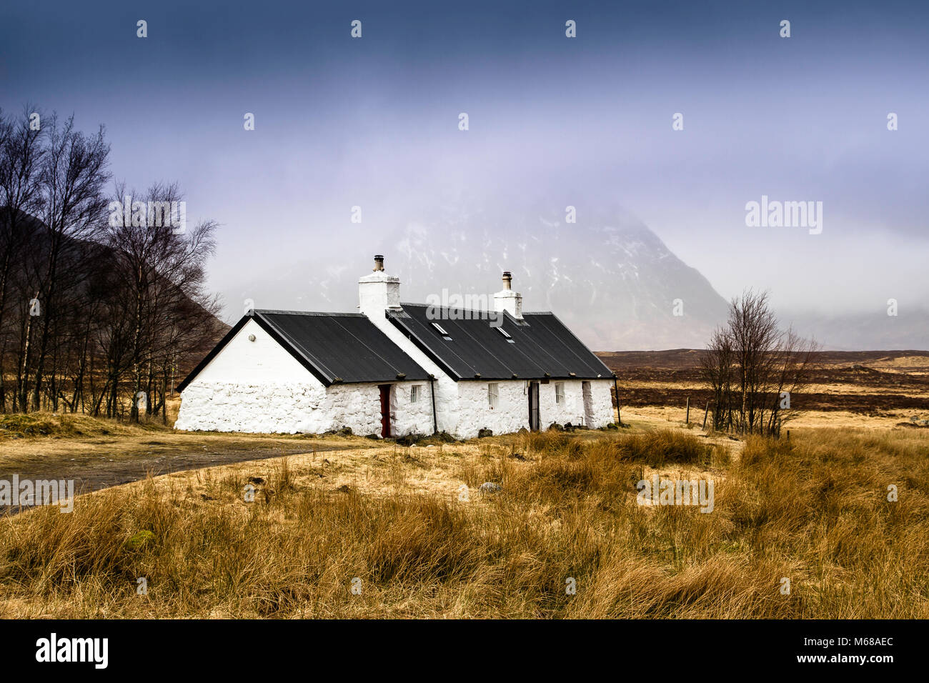 Cottage Blackrock, Glencoe avec Buchaille Etive Mor en arrière-plan. Banque D'Images