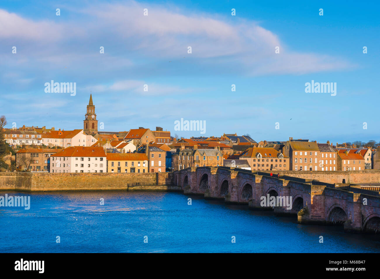 Ville Pays Angleterre, vue sur la rivière Tweed, vers la ville de Berwick upon Tweed, Northumberland, England, UK. Banque D'Images