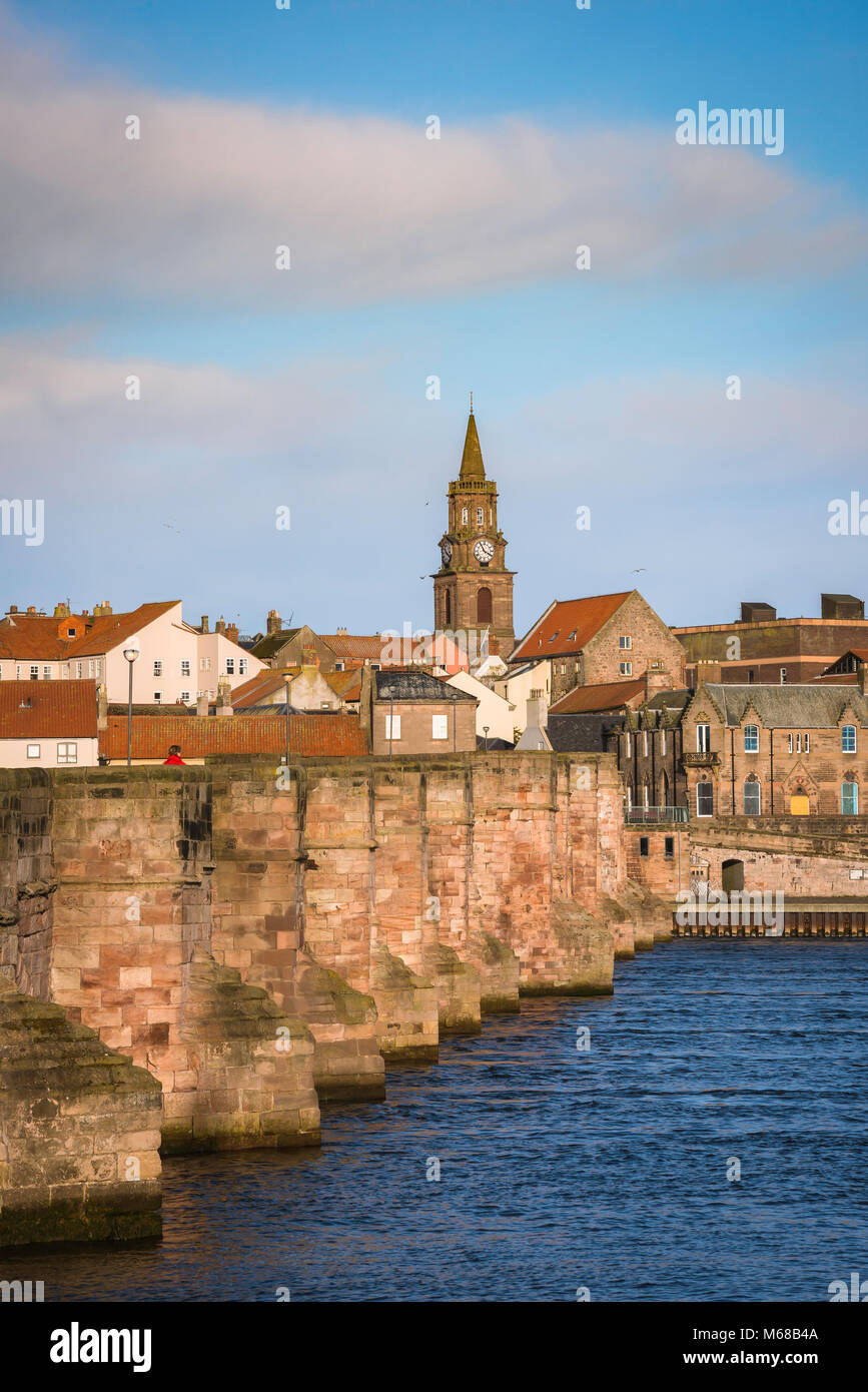 Rivière Tweed Berwick, vue sur le vieux pont du 17ème siècle à travers le tweed menant à la ville de Berwick upon Tweed, Northumberland, England, UK Banque D'Images