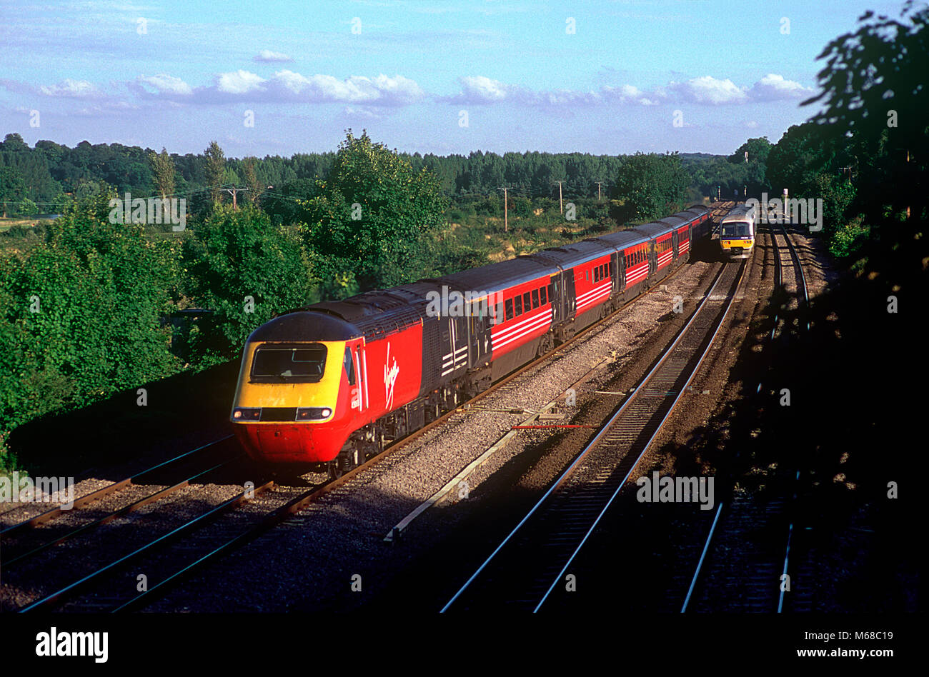 Une TVH de la Croix-Vierge formée des voitures électriques 43063 et 43080 au Bas-Basildon le 21 août 2001. Banque D'Images