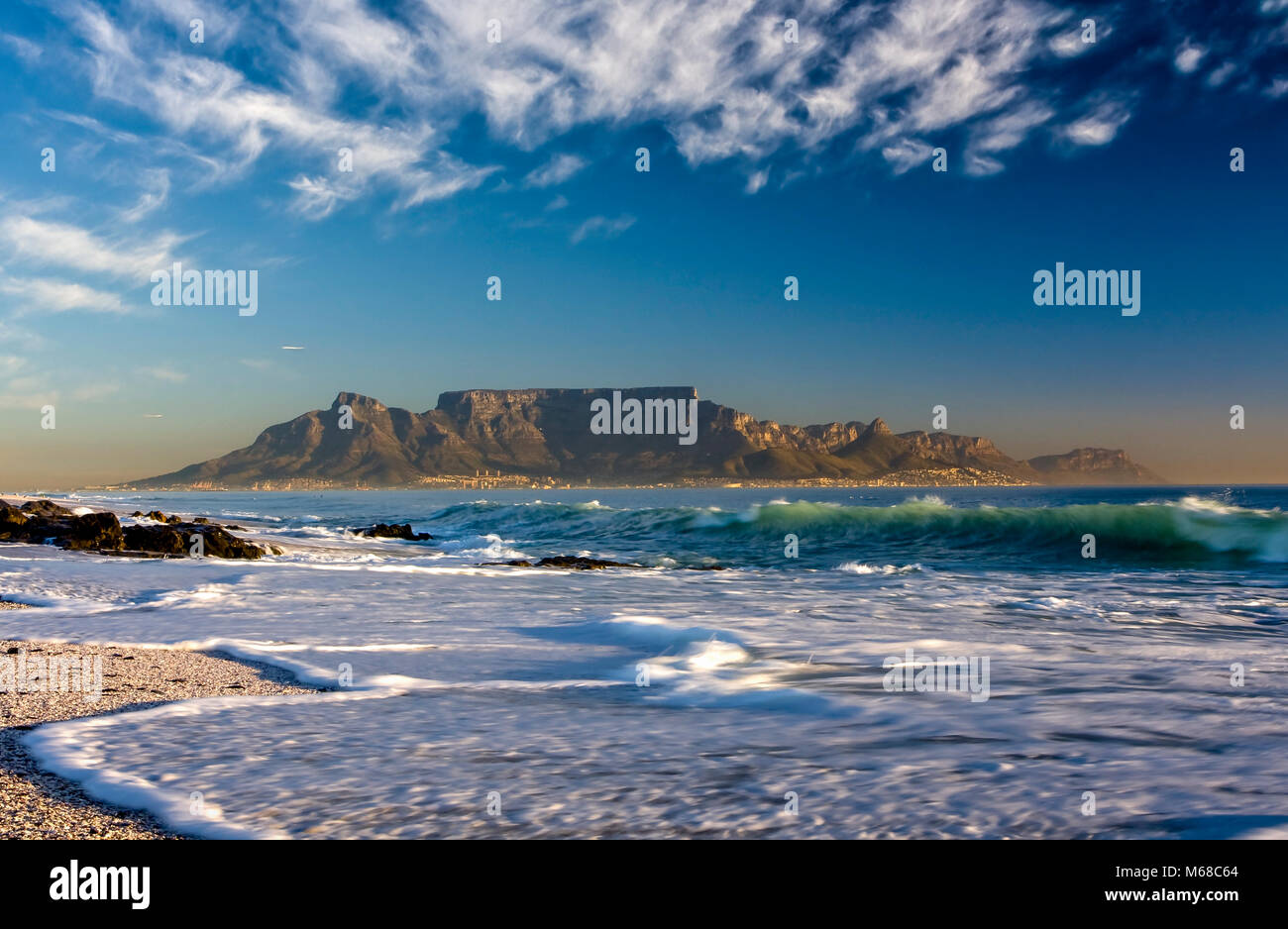 Vue panoramique sur la montagne de la table au Cap en Afrique du Sud, du blouberg beach Banque D'Images