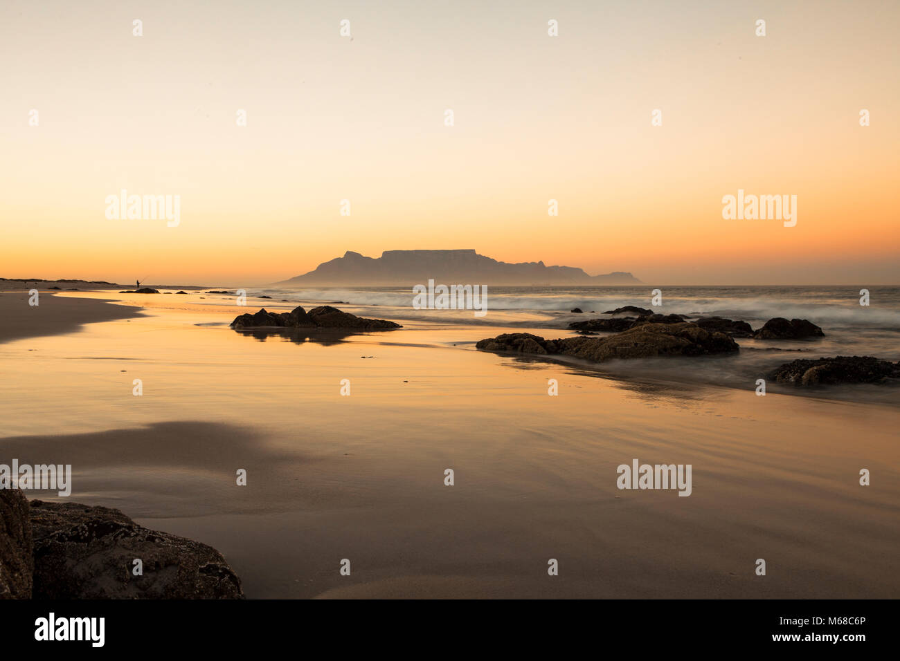 Vue panoramique sur la montagne de la table au Cap en Afrique du Sud, du blouberg beach Banque D'Images