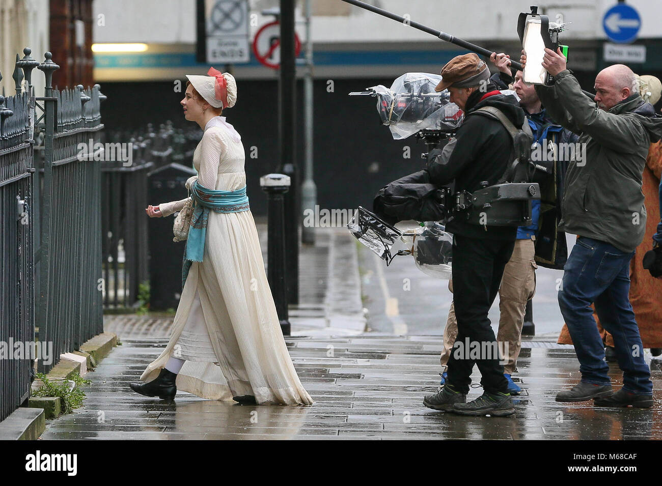 Claudia Jessie jouant le rôle d'Amelia Sedley vu tournage des scènes' Vanity Fair' période TV Drama. Olivia Cooke a également été vu sur le plateau de tournage - Londres Avec : Claudia Jessie Où : London, Royaume-Uni Quand : 29 Jan 2018 Credit : WENN.com Banque D'Images