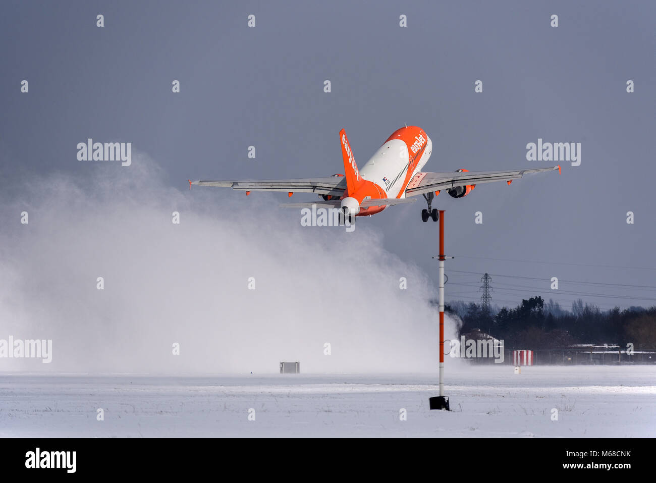 EasyJet Airbus A319 jet de boue un nuage de neige qu'il décolle à l'aéroport de Londres Southend au départ d'Alicante. Bête de la météo de l'Est Banque D'Images