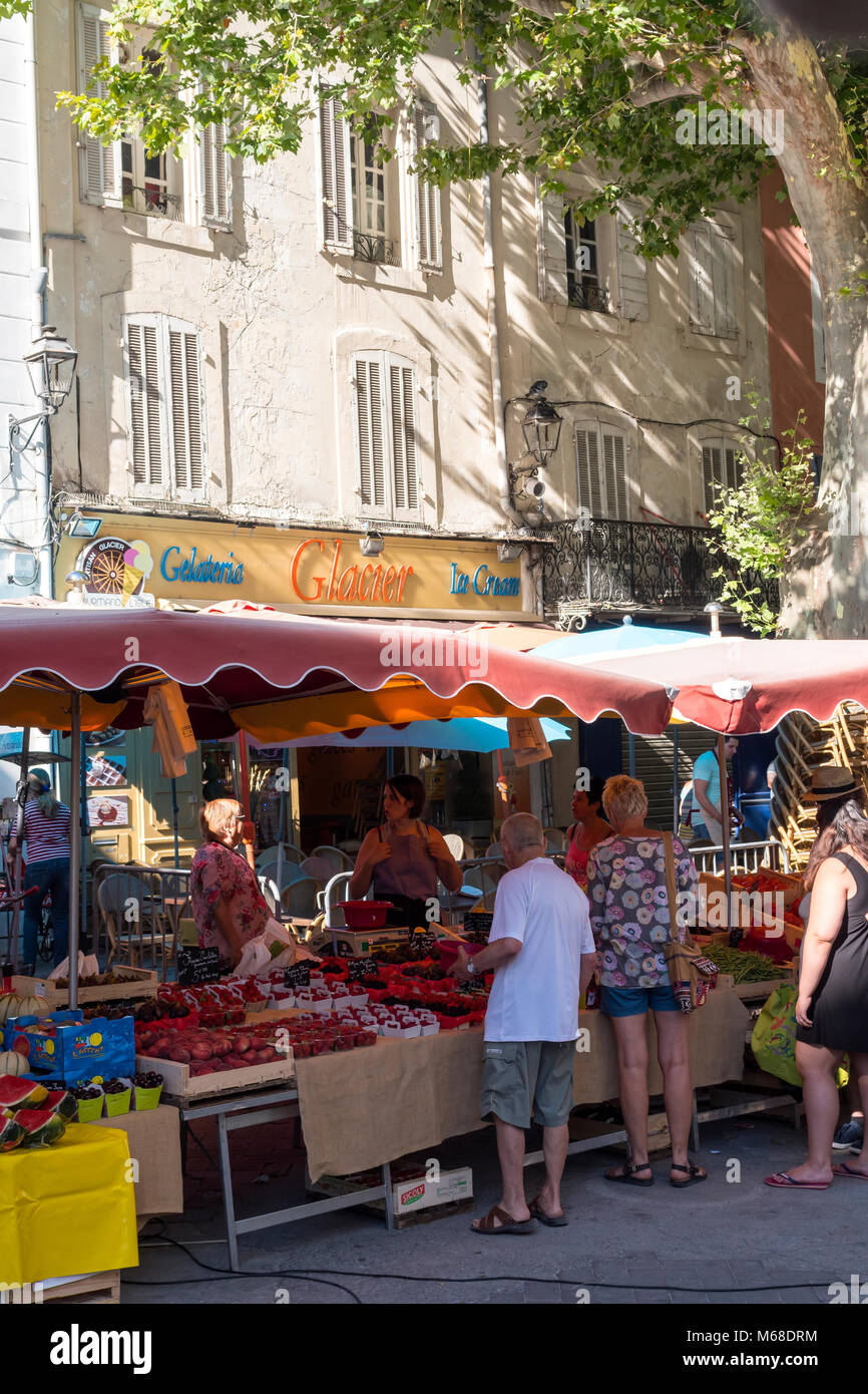 Les étals de marché L'Isle sur la Sorgue Avignon Vaucluse Provence-Alpes-Côte d'Azur France Banque D'Images