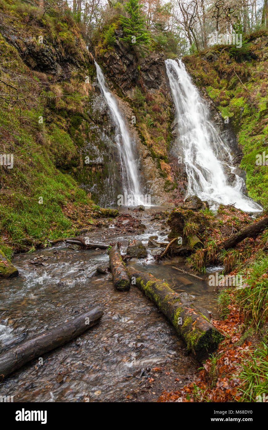 Une chute d'eau dans la forêt Gwydyr qui va par le nom de la queue de la jument grise, le Parc National de Snowdonia Banque D'Images