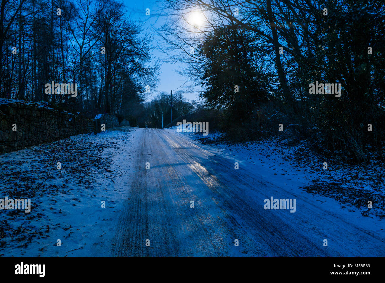La lune brille sur une route brillante après la bête de l'Est avait visité. Banque D'Images