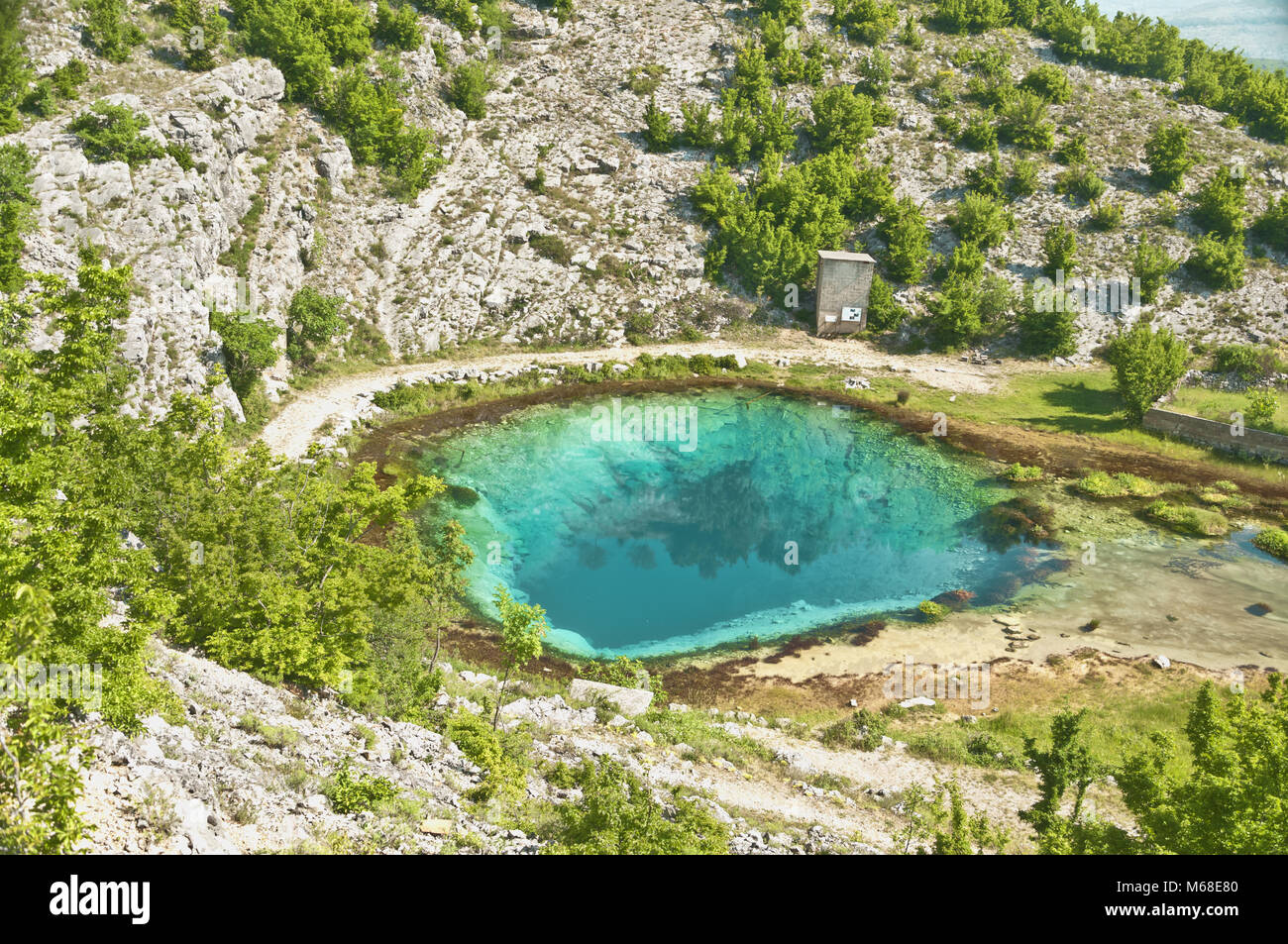 Source de la rivière Cetina en Croatie, dans l'arrière-pays dalmate, près de la ville de Vrlika, vue de la plus grande des rares sources de la rivière Cetina, également cal Banque D'Images