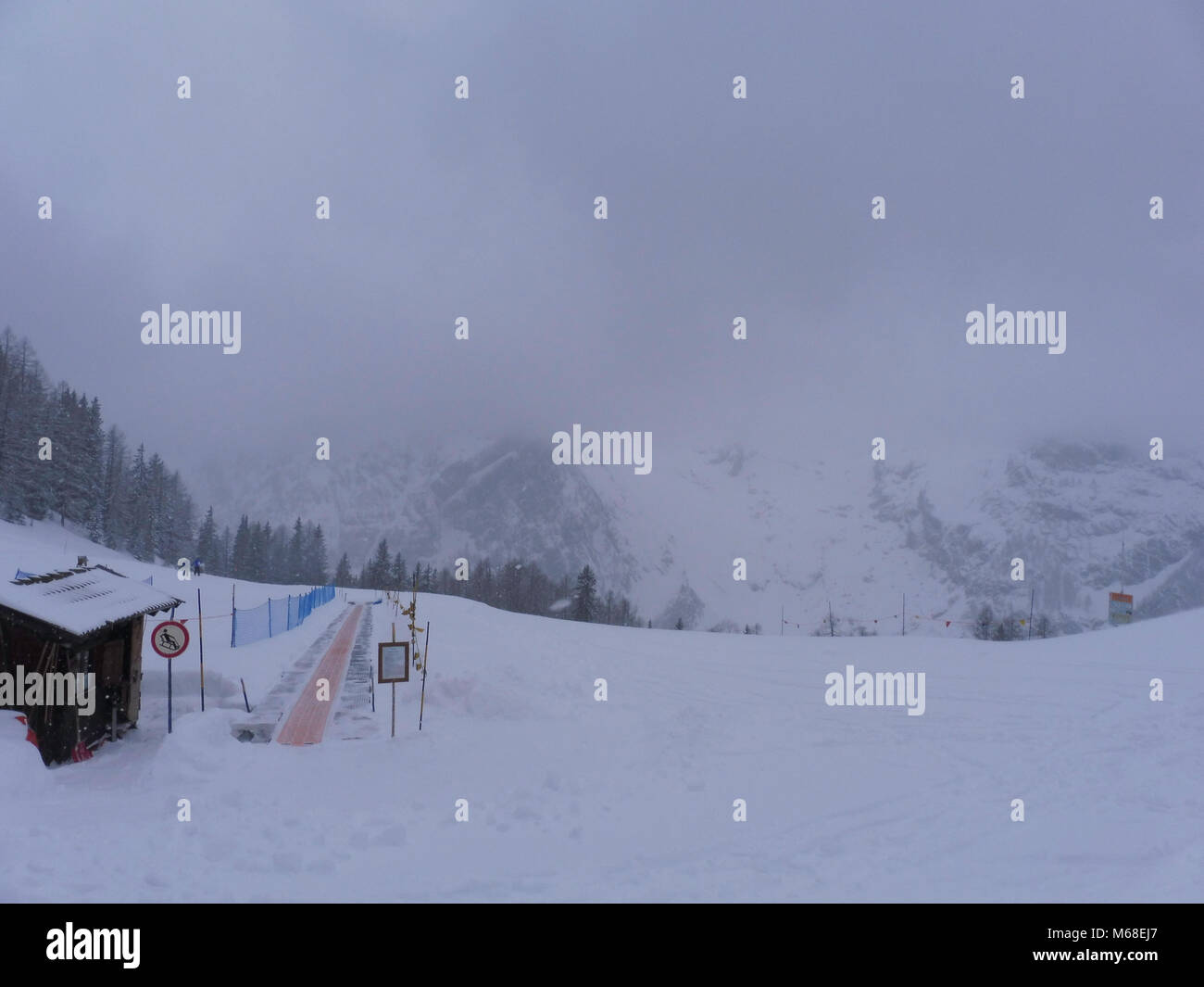 Convoyeur à rouleaux dans la pente de ski et les montagnes en arrière-plan Banque D'Images