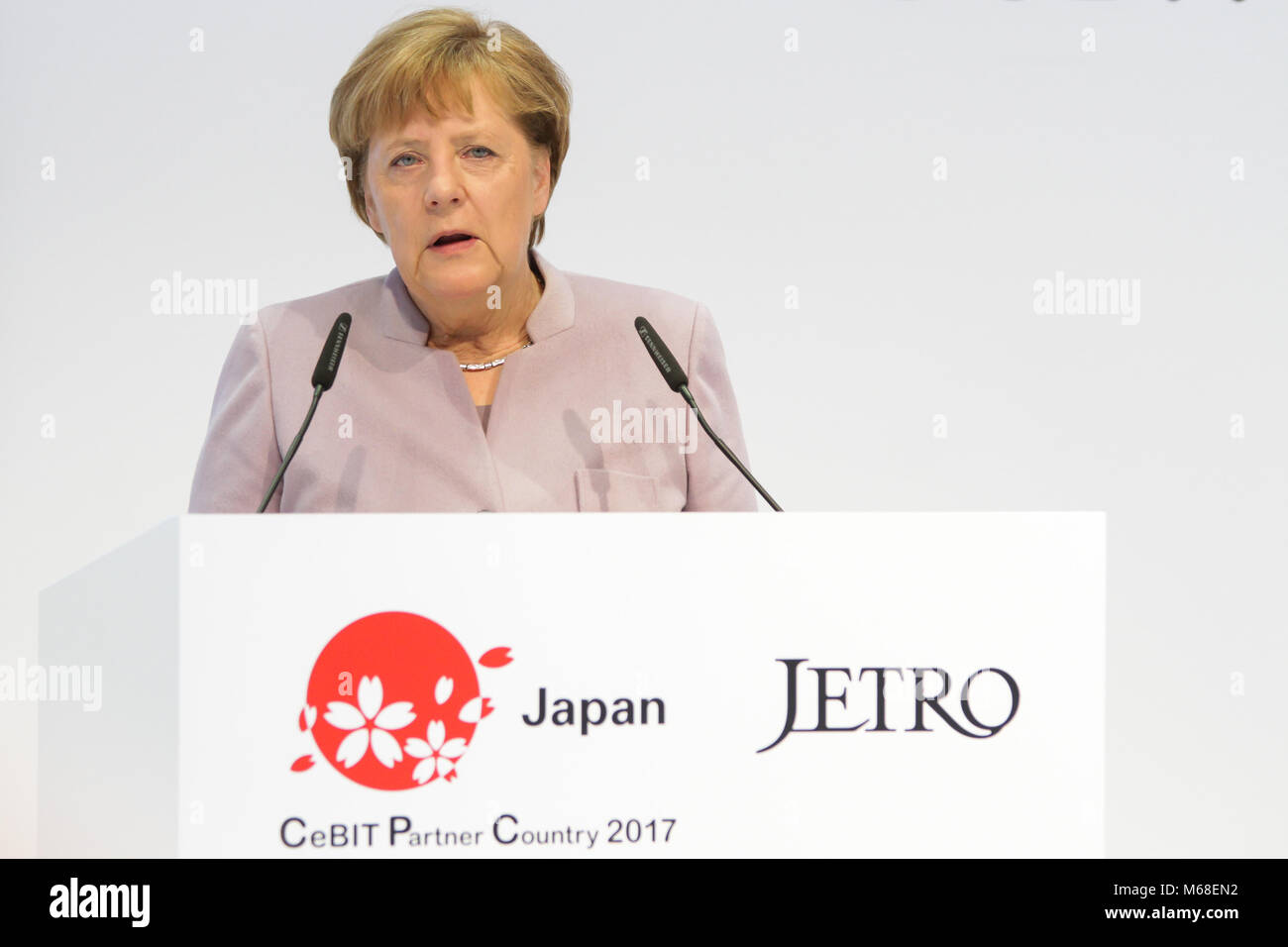 Hanovre, Allemagne. 20 mars, 2017. CeBIT 2017, TIC salon : Angela Merkel, Chancelière fédérale d'Allemagne, s'exprime à l'ouverture à pied au stand du CeBIT 2017 - pays partenaire au Japon. Crédit : Christian Lademann Banque D'Images