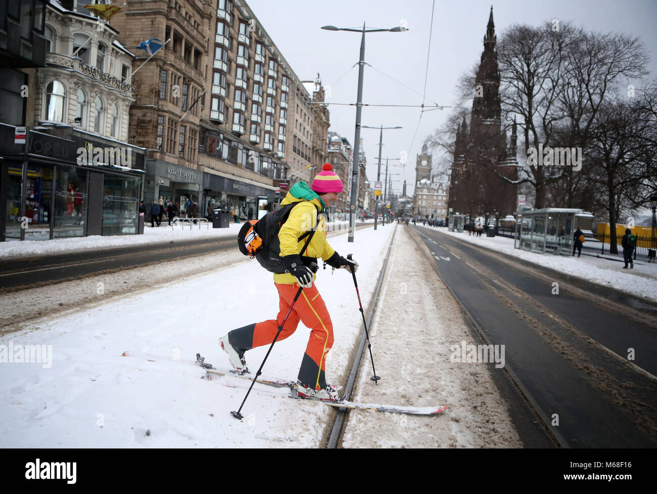 Andrea 79 Ski alpin le long de Princes Street d'Édimbourg, que storm Emma, roulant en provenance de l'Atlantique, semble prêt à affronter la bête de l'est fait froid la Russie - de l'air généralisée à l'origine de nouvelles chutes de neige et températures amer. Banque D'Images